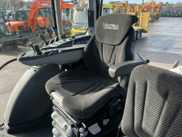 tracteur 7t Valtra N114 Hi Tech Tractor (ST25634)