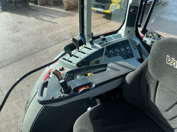 tracteur 7u Valtra N114 Hi Tech Tractor (ST25634)